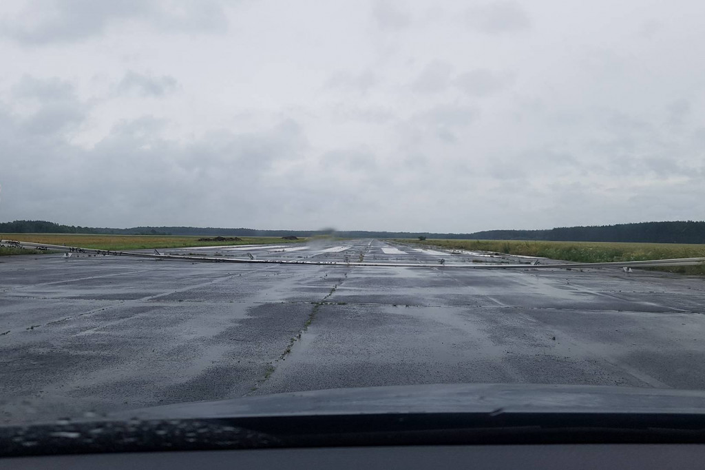 Zderzenie z barierką na lotnisku w Wilczych Laskach