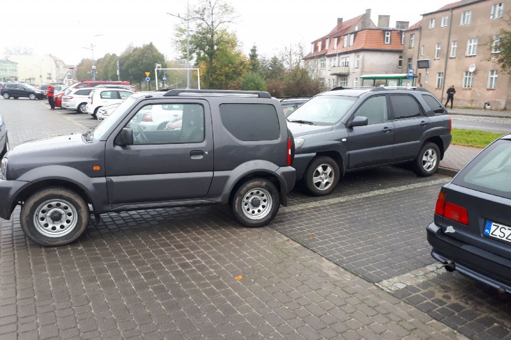 Stłuczka parkingowa. Jimny stoczył się na Kię