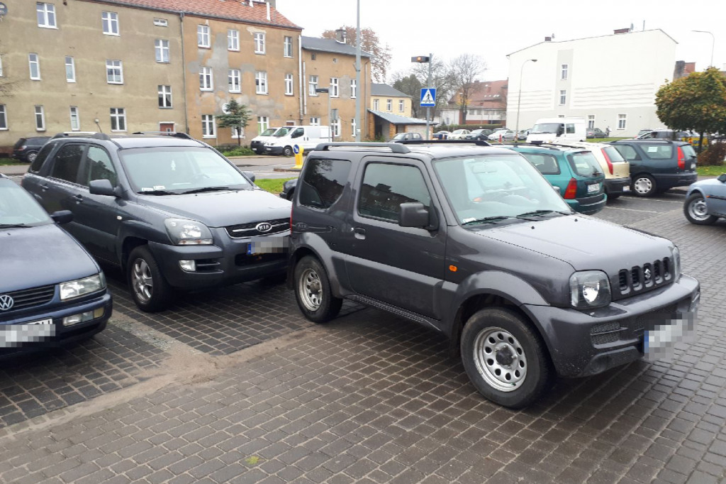 Stłuczka parkingowa. Jimny stoczył się na Kię