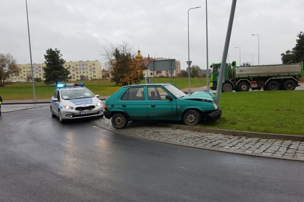 Skoda Favorit uderzyła w lampę na rondzie