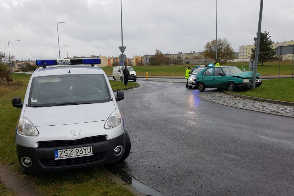 Skoda Favorit uderzyła w lampę na rondzie