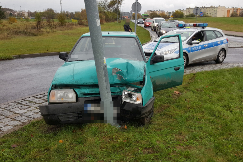 Skoda Favorit uderzyła w lampę na rondzie