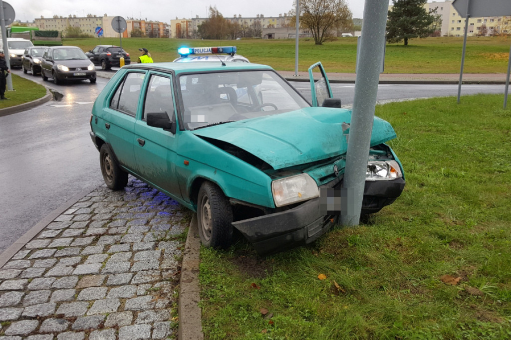 Skoda Favorit uderzyła w lampę na rondzie
