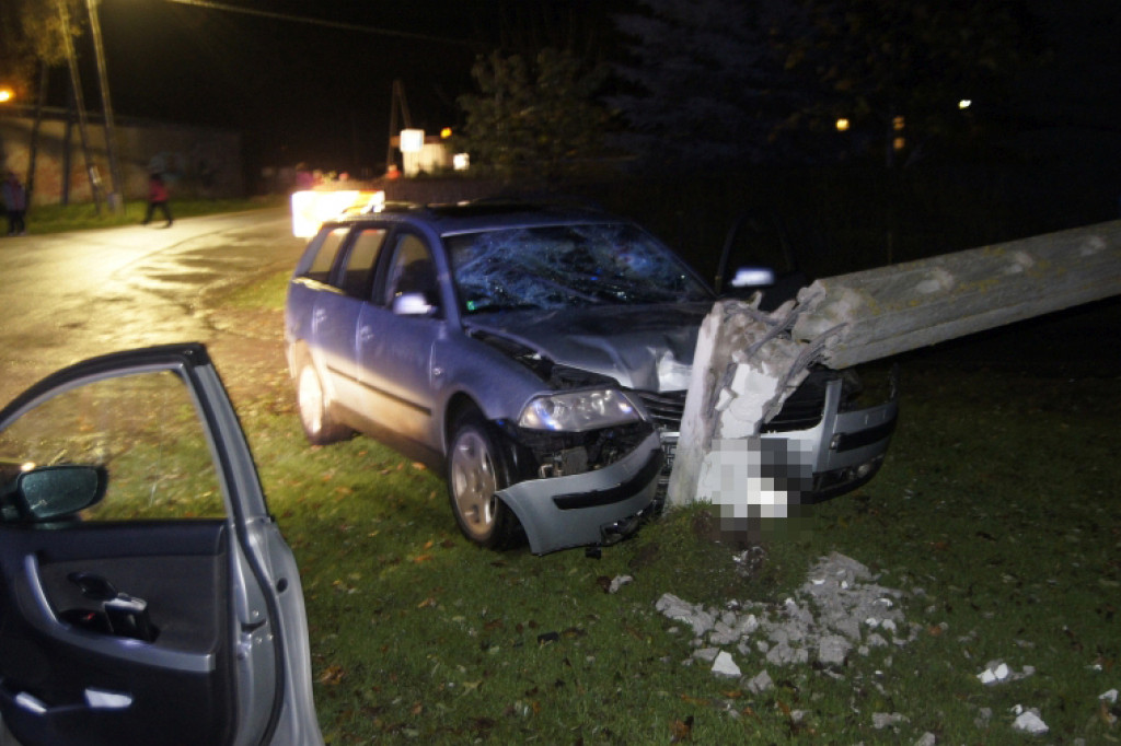 Passat uderzył w słup energetyczny. Część domów bez prądu