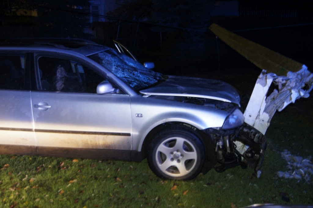 Passat uderzył w słup energetyczny. Część domów bez prądu