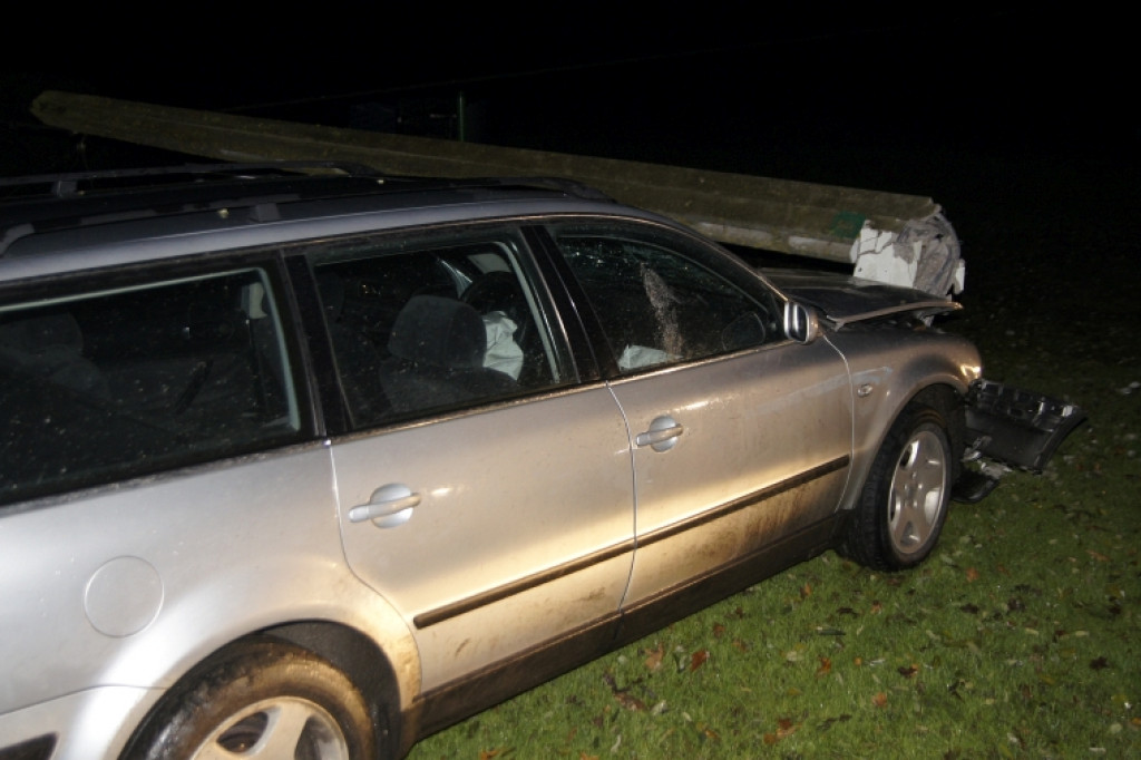 Passat uderzył w słup energetyczny. Część domów bez prądu