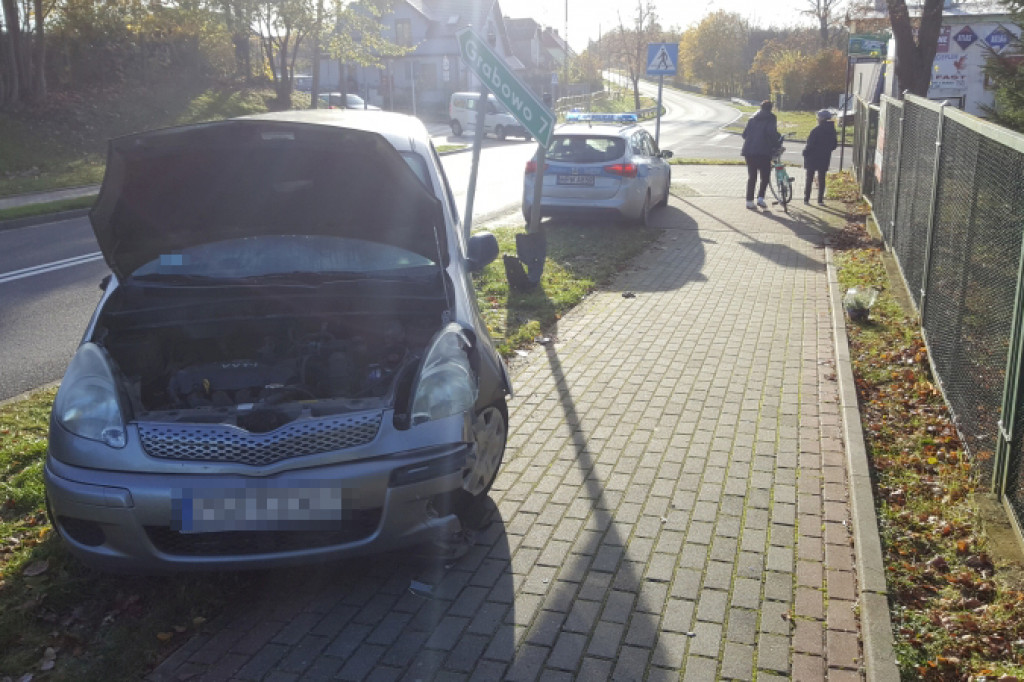 Toyota wjechała w drogowskaz. Kierowca pijany