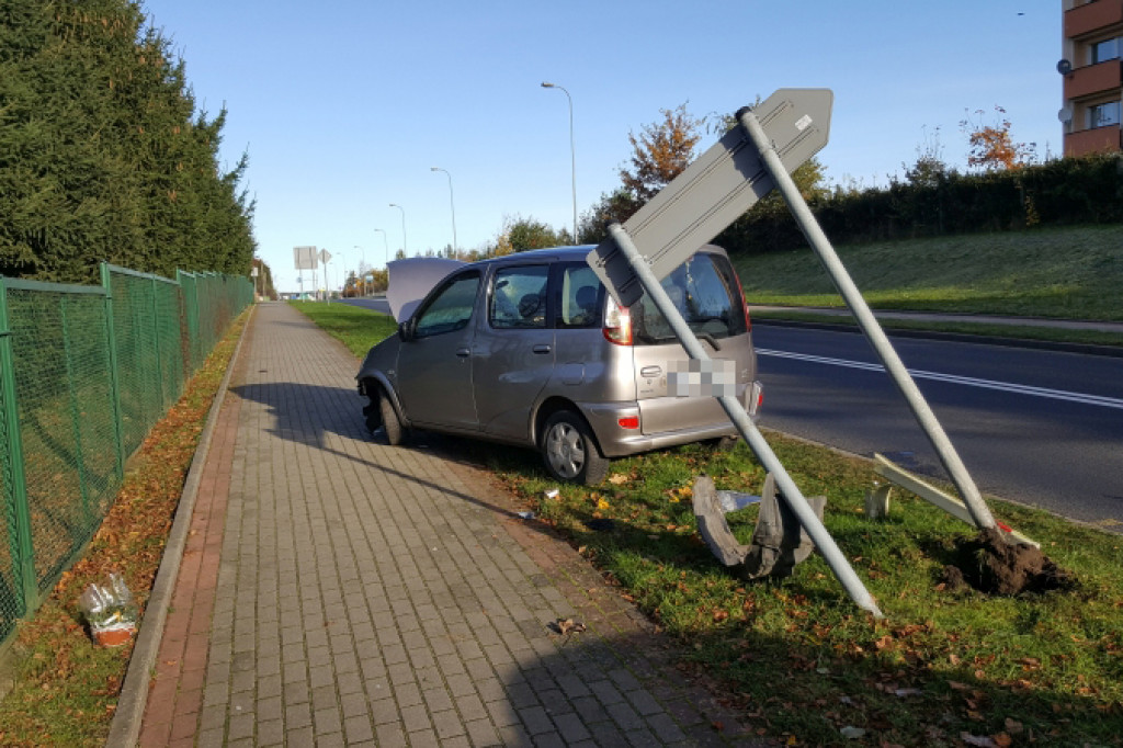Toyota wjechała w drogowskaz. Kierowca pijany