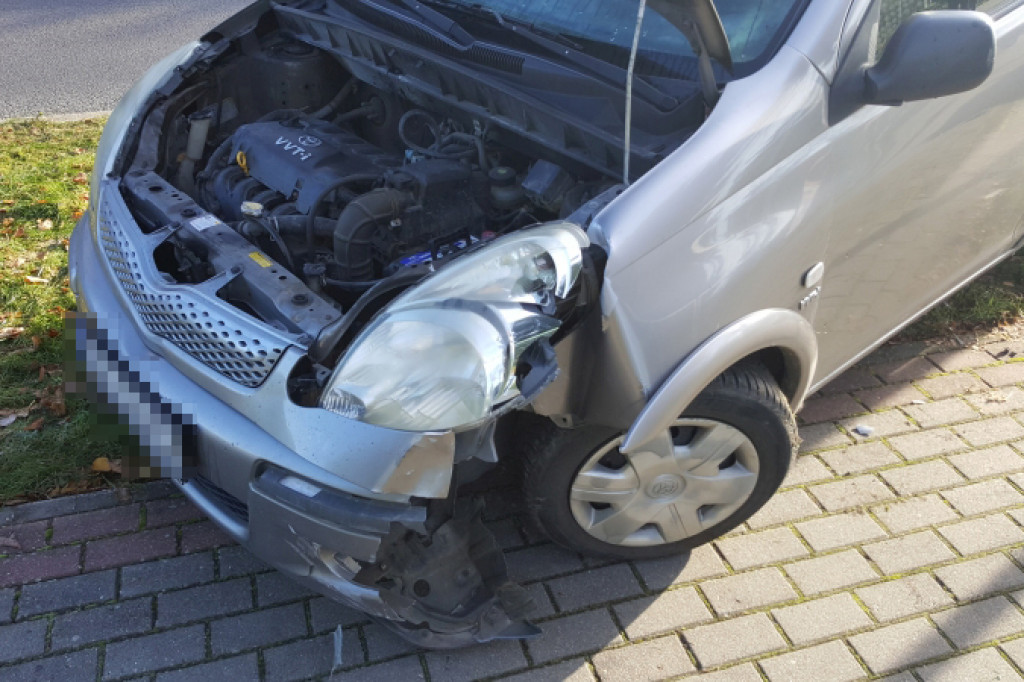 Toyota wjechała w drogowskaz. Kierowca pijany