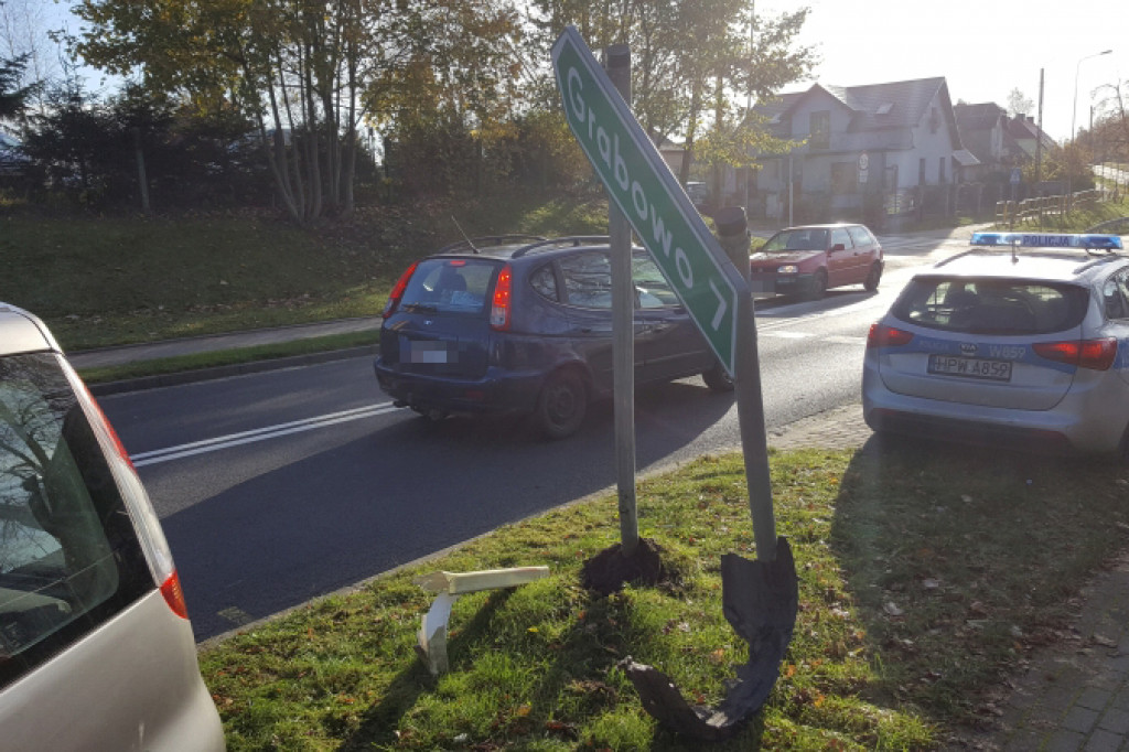 Toyota wjechała w drogowskaz. Kierowca pijany