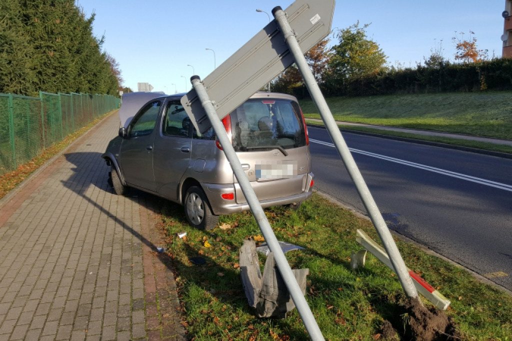 Toyota wjechała w drogowskaz. Kierowca pijany
