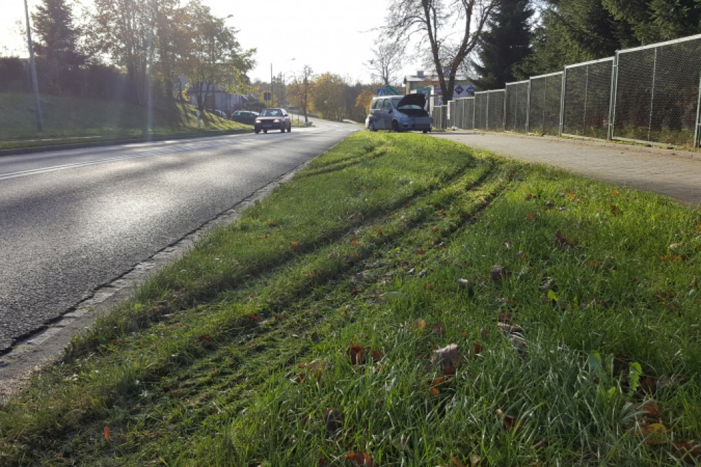 Toyota wjechała w drogowskaz. Kierowca pijany