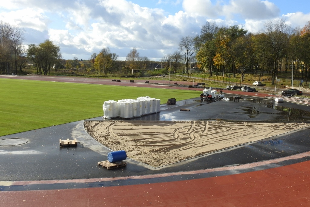 Stadion na Światkach z nową murawą i bieżną