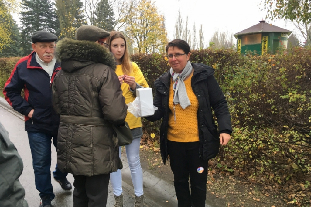 Kwestują na cmentarzach dla hospicjum