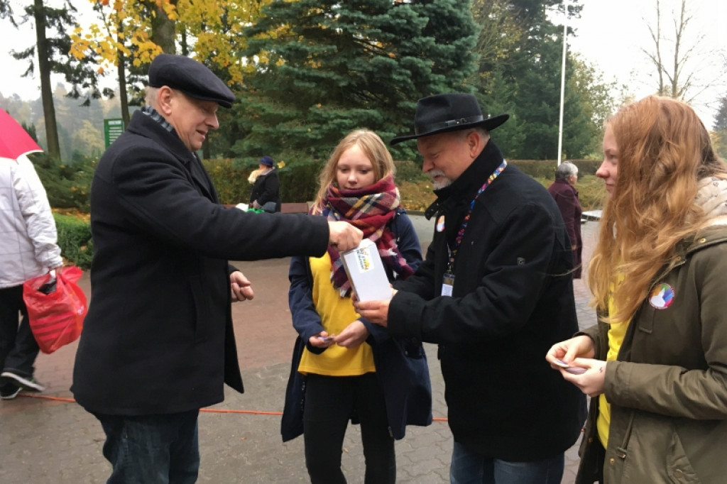 Kwestują na cmentarzach dla hospicjum