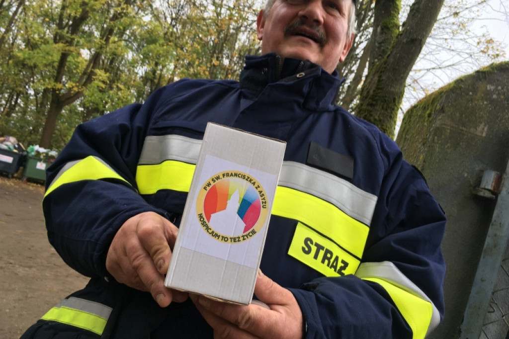 Kwestują na cmentarzach dla hospicjum