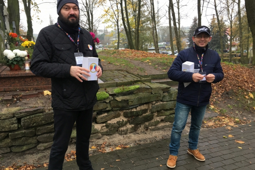 Kwestują na cmentarzach dla hospicjum