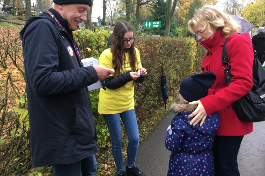 Kwestują na cmentarzach dla hospicjum