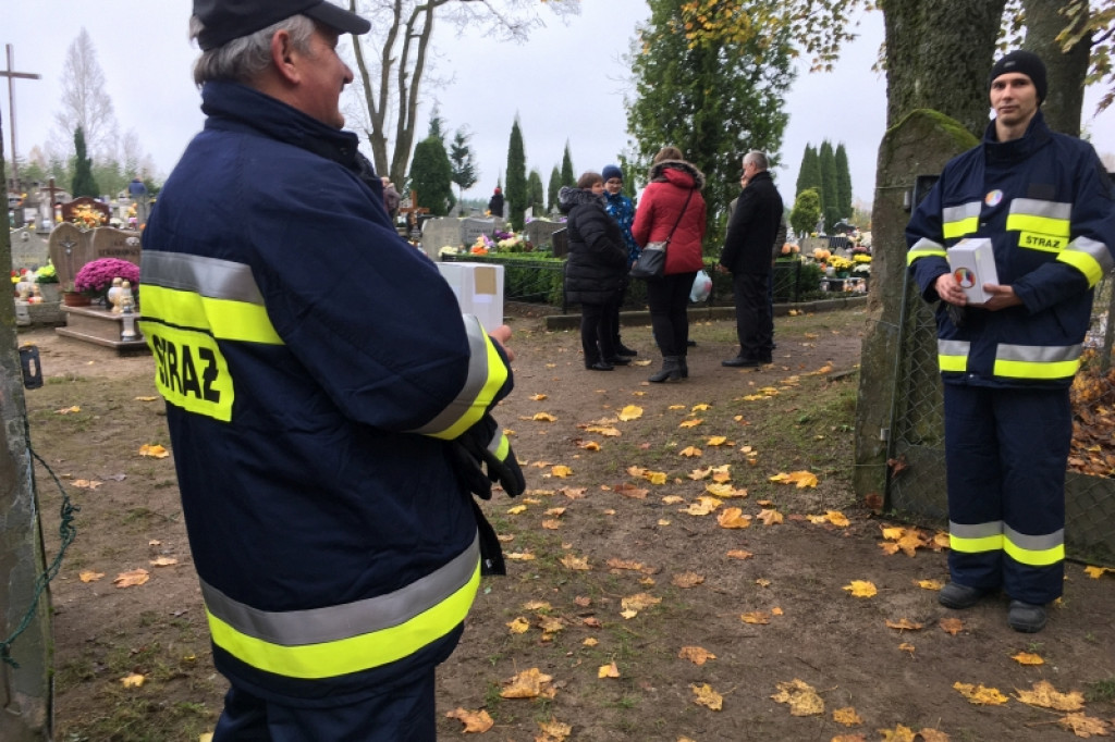 Kwestują na cmentarzach dla hospicjum