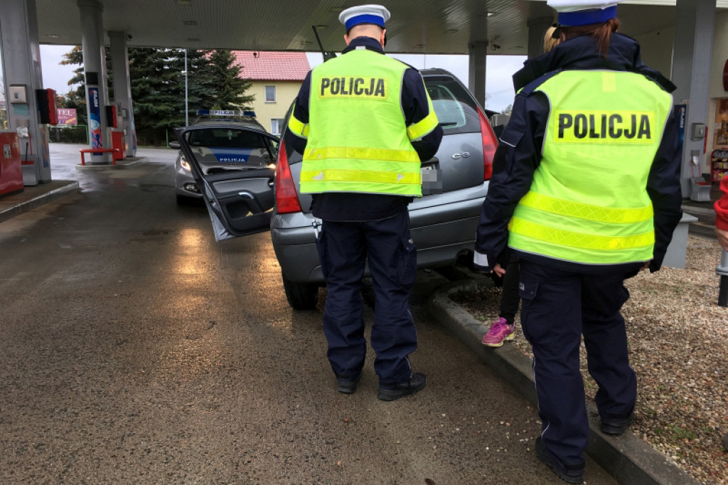 Samochód uderzył w instalację paliwową