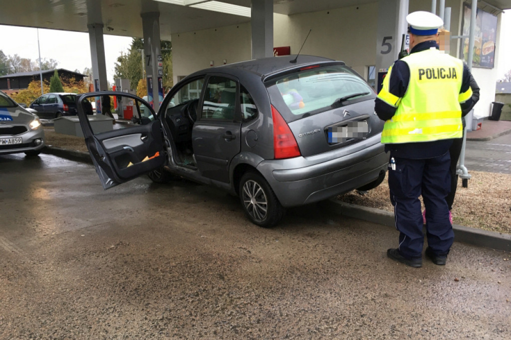 Samochód uderzył w instalację paliwową