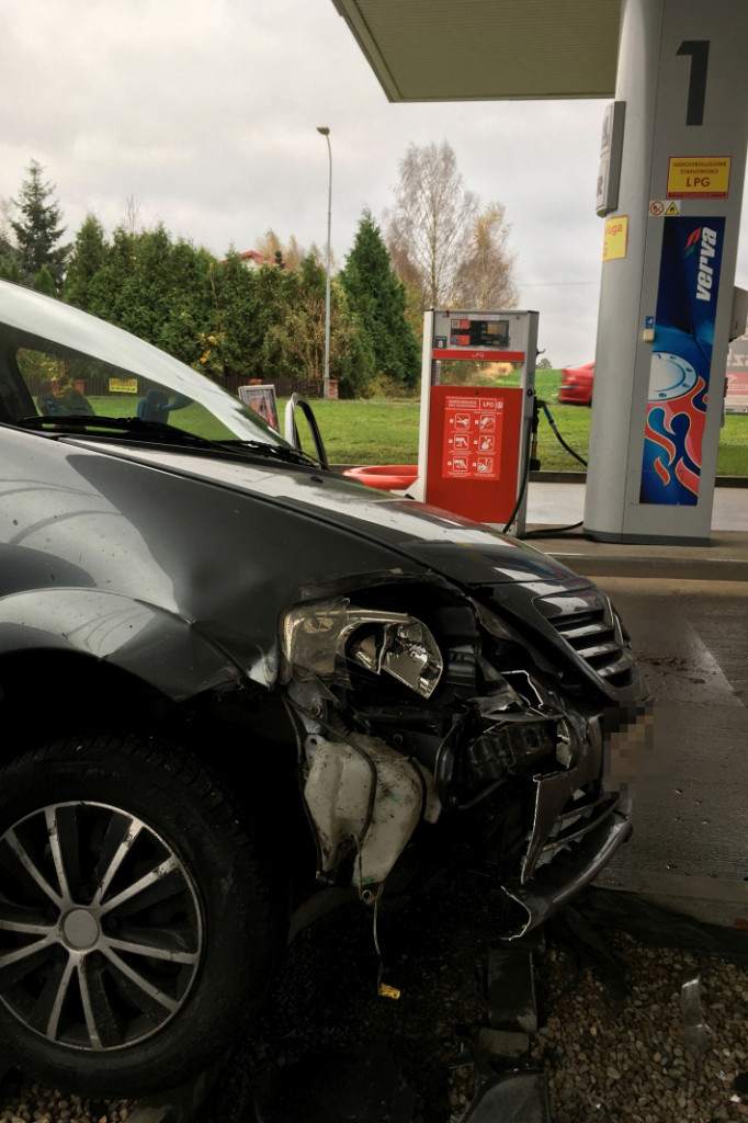 Samochód uderzył w instalację paliwową