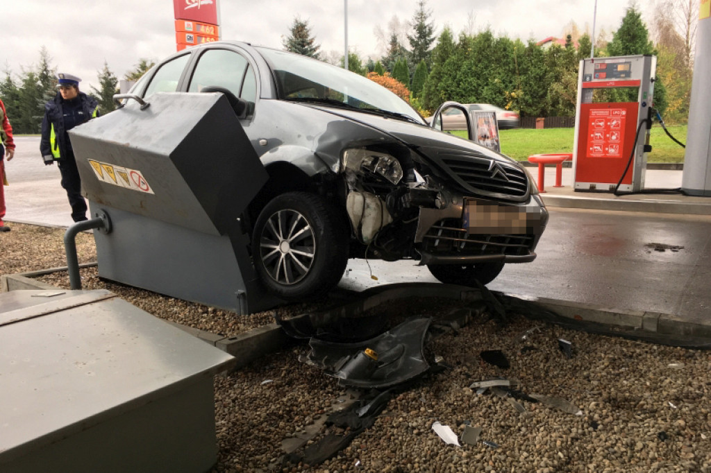 Samochód uderzył w instalację paliwową