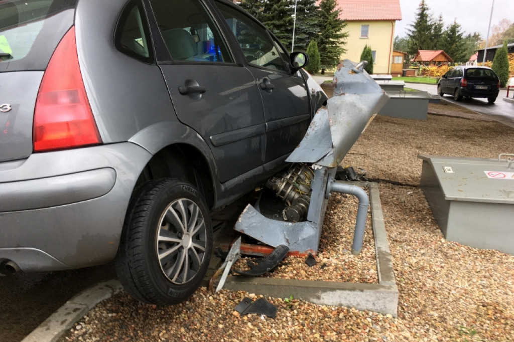Samochód uderzył w instalację paliwową