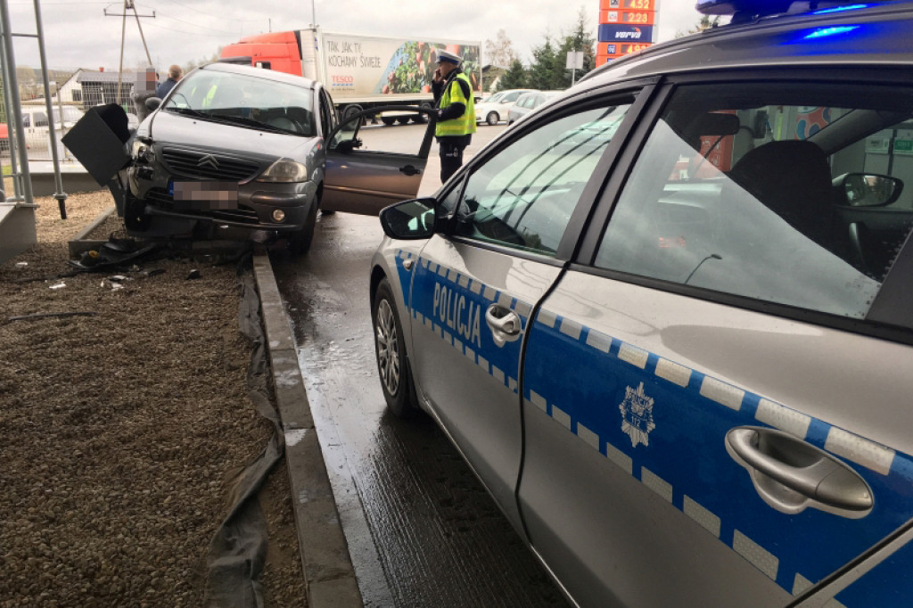 Samochód uderzył w instalację paliwową