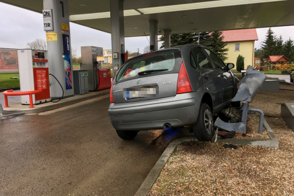 Samochód uderzył w instalację paliwową