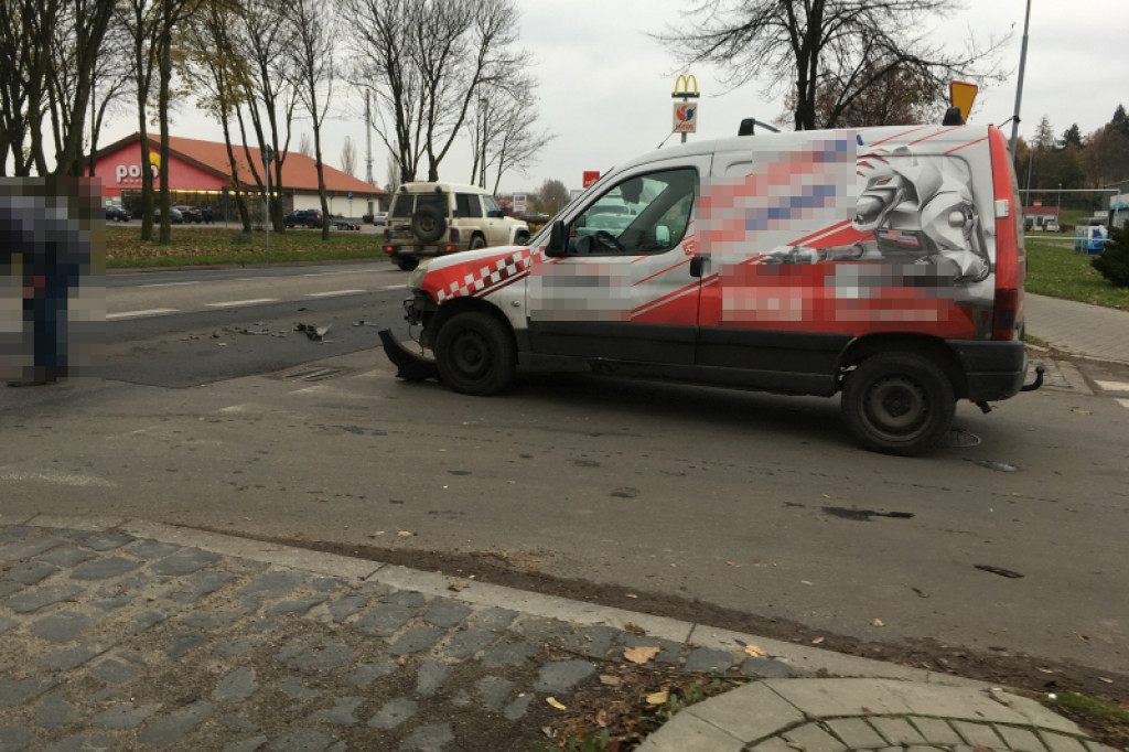 Kolizja na Cieślaka. Dwa pojazdy rozbite