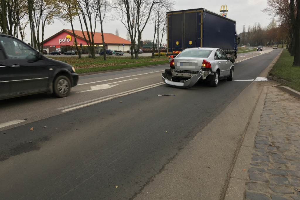 Kolizja na Cieślaka. Dwa pojazdy rozbite