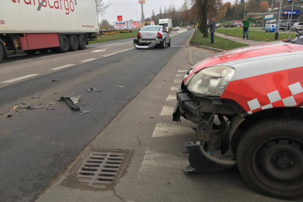Kolizja na Cieślaka. Dwa pojazdy rozbite