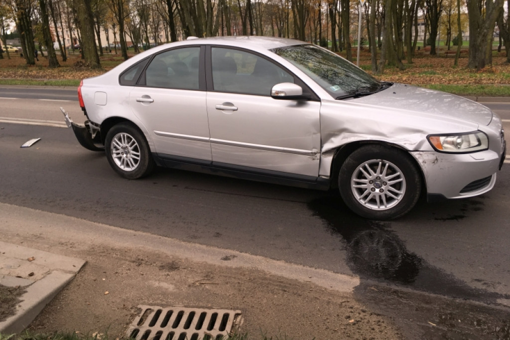Kolizja na Cieślaka. Dwa pojazdy rozbite