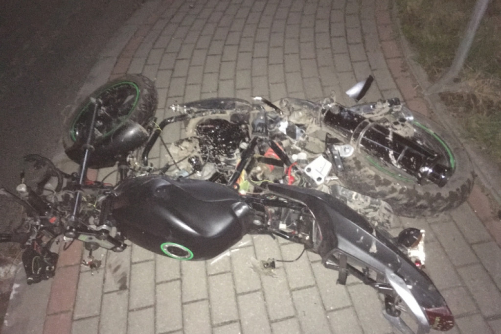 Nietypowy wypadek na DK-11. Motorowerzysta uciekł po zderzeniu z autem