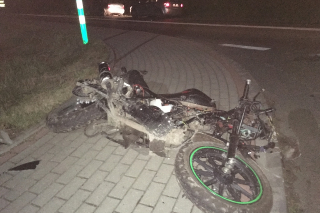 Nietypowy wypadek na DK-11. Motorowerzysta uciekł po zderzeniu z autem