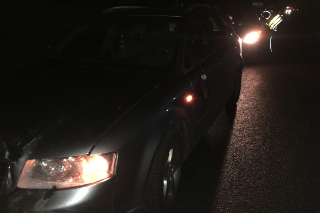 Nietypowy wypadek na DK-11. Motorowerzysta uciekł po zderzeniu z autem