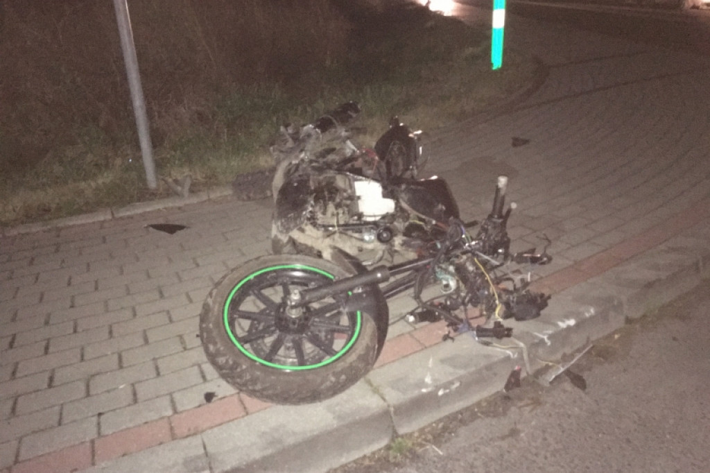 Nietypowy wypadek na DK-11. Motorowerzysta uciekł po zderzeniu z autem