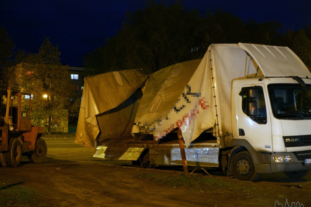 Kilkuset kilogramowy ładunek spadł z jadącej ciężarówki na chodnik