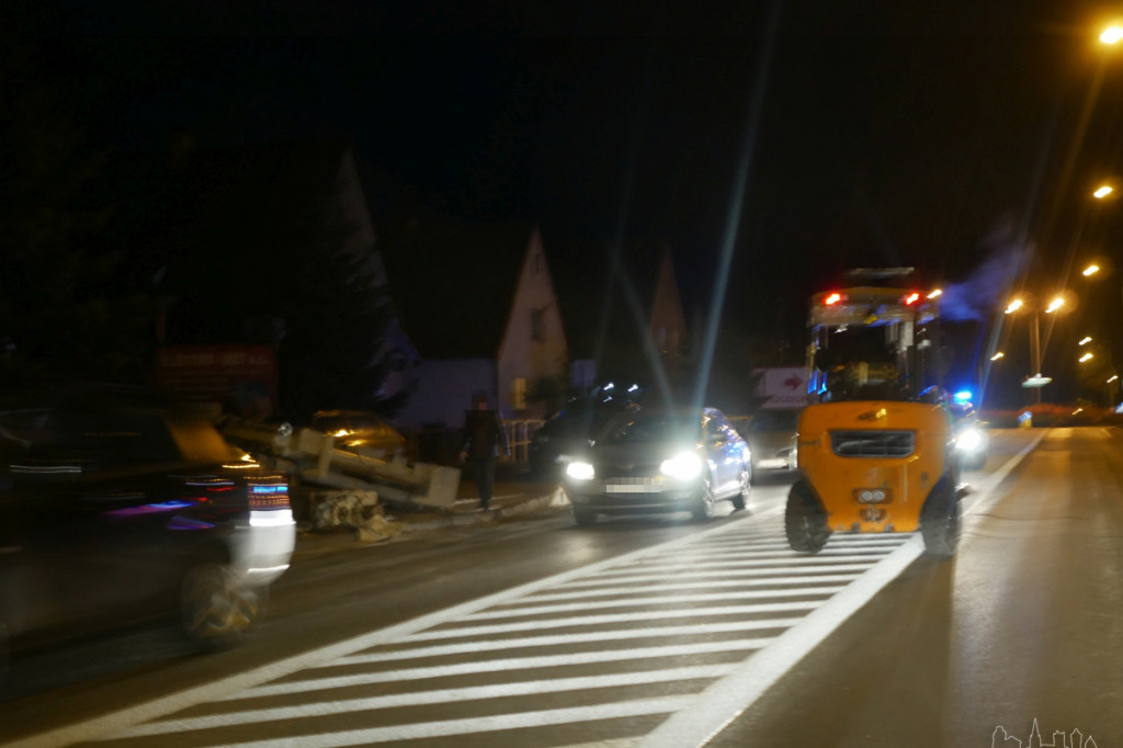 Kilkuset kilogramowy ładunek spadł z jadącej ciężarówki na chodnik