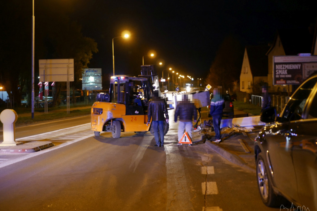 Kilkuset kilogramowy ładunek spadł z jadącej ciężarówki na chodnik