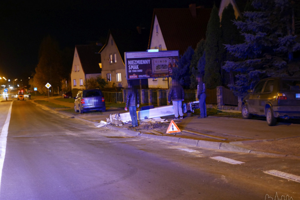 Kilkuset kilogramowy ładunek spadł z jadącej ciężarówki na chodnik