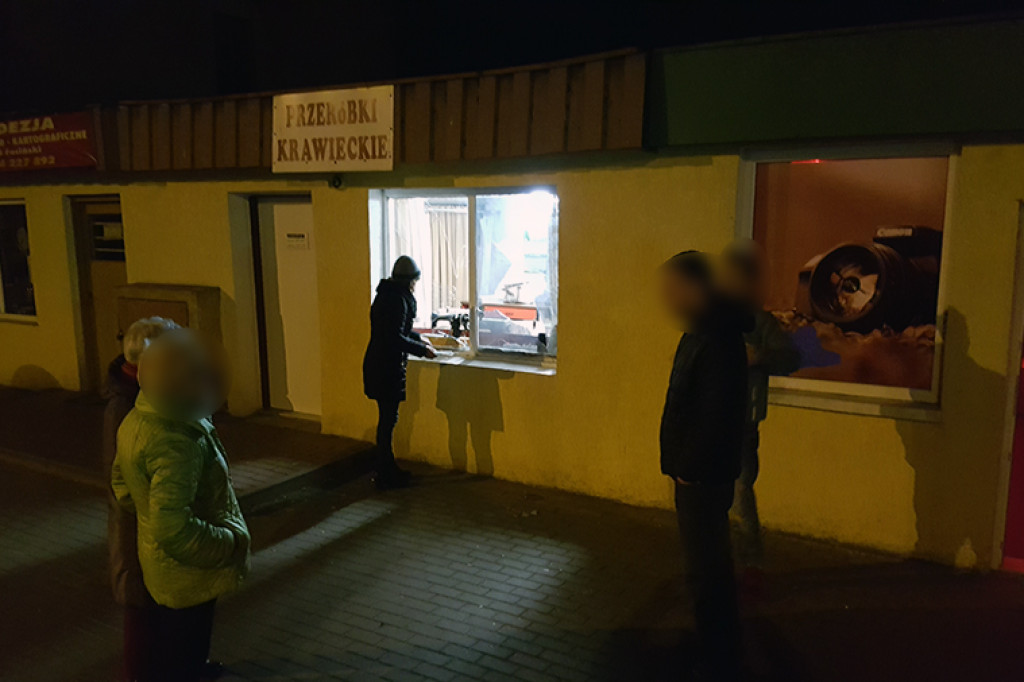 Wybili szybę w zakładzie krawieckim. Właścicielka szuka świadków