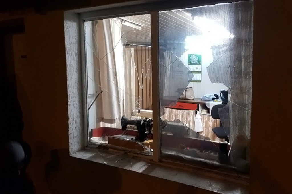 Wybili szybę w zakładzie krawieckim. Właścicielka szuka świadków