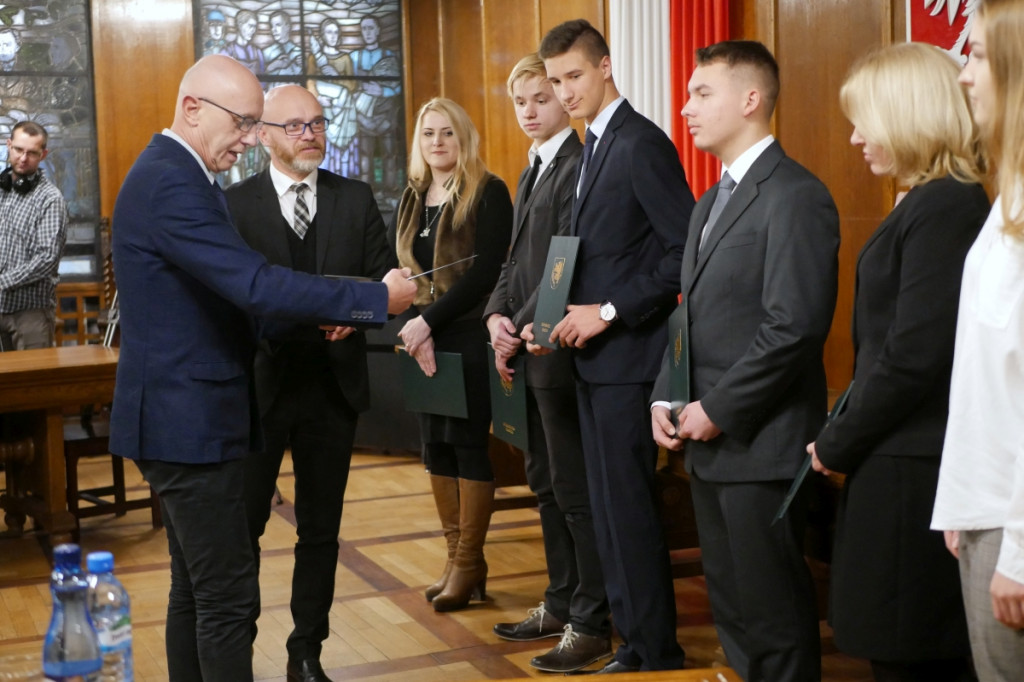 Najzdolniejsi odebrali stypendia burmistrza