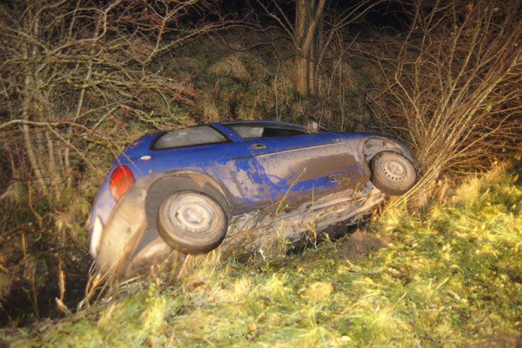 Opel w rowie. Kierowcy brak