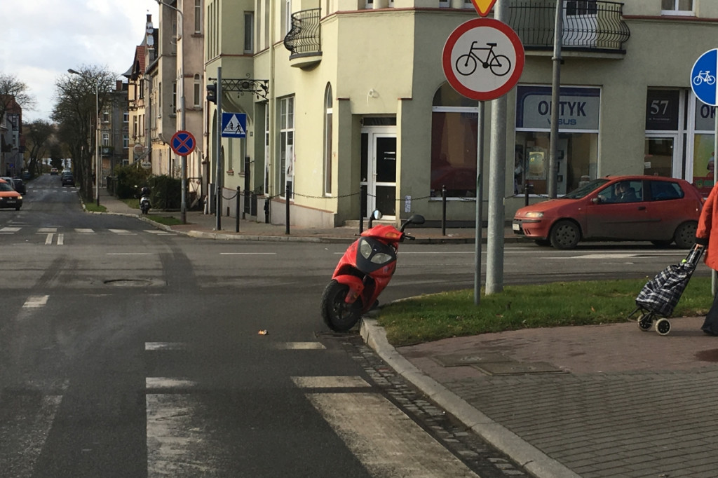 Wypadek w centrum Szczecinka. Samochód uderzył w motorower