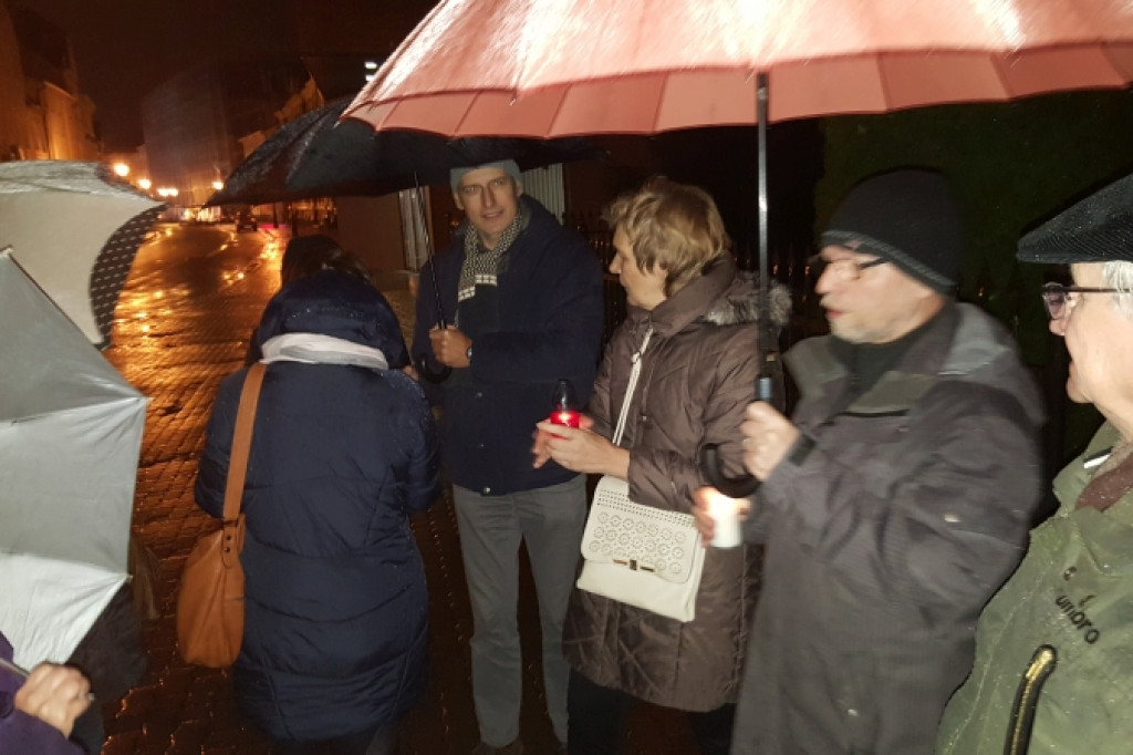 Spotkali się pod sądem. Zostali wylegitymowani przez policję