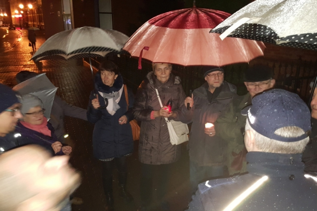 Spotkali się pod sądem. Zostali wylegitymowani przez policję