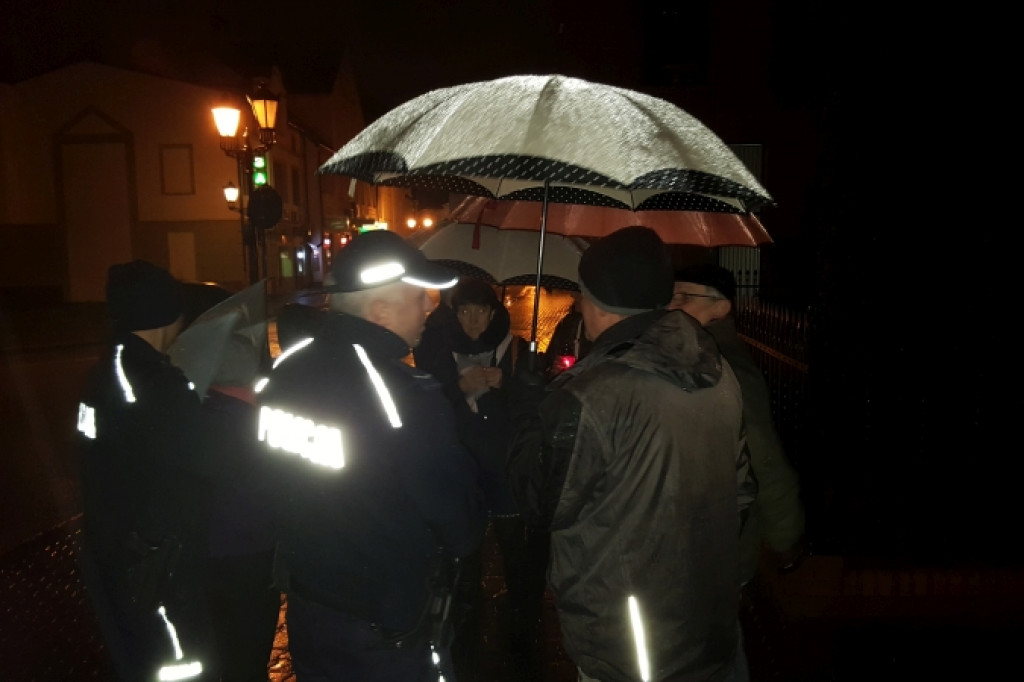 Spotkali się pod sądem. Zostali wylegitymowani przez policję